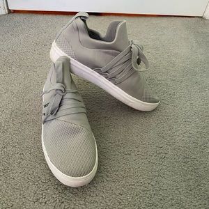 Steve Madden grey lace up shoe